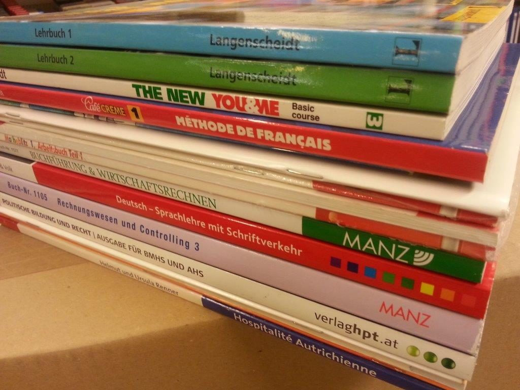 Stapel Schulbücher - geliefert vom ..beim Krauth - traditioneller Schulbuchhändler mit jahrzehntelanger Erfahrung